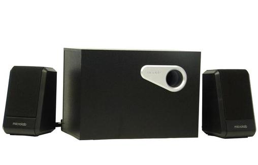 麦博M200音箱,在家闲置,没怎么用,几乎全新,现转让!音质不错,低音出众!发票说明齐全! 主音箱左侧板为控制面板,具备低音增益与音量增益两个控制旋钮。音箱输入接头为常见莲花接头,音频输出选用线卡输出。另外,这款音箱并未省略电源灯,可惜的是电源灯也设置在控制板上,而且为绿色小灯。当用户正向放置时尚且很难看到,遑论侧向放置时呢(我想,不会有用户喜欢将线头繁乱的一面朝向自己吧)?因此笔者以为这个灯的设置有失偏颇,作用不大。